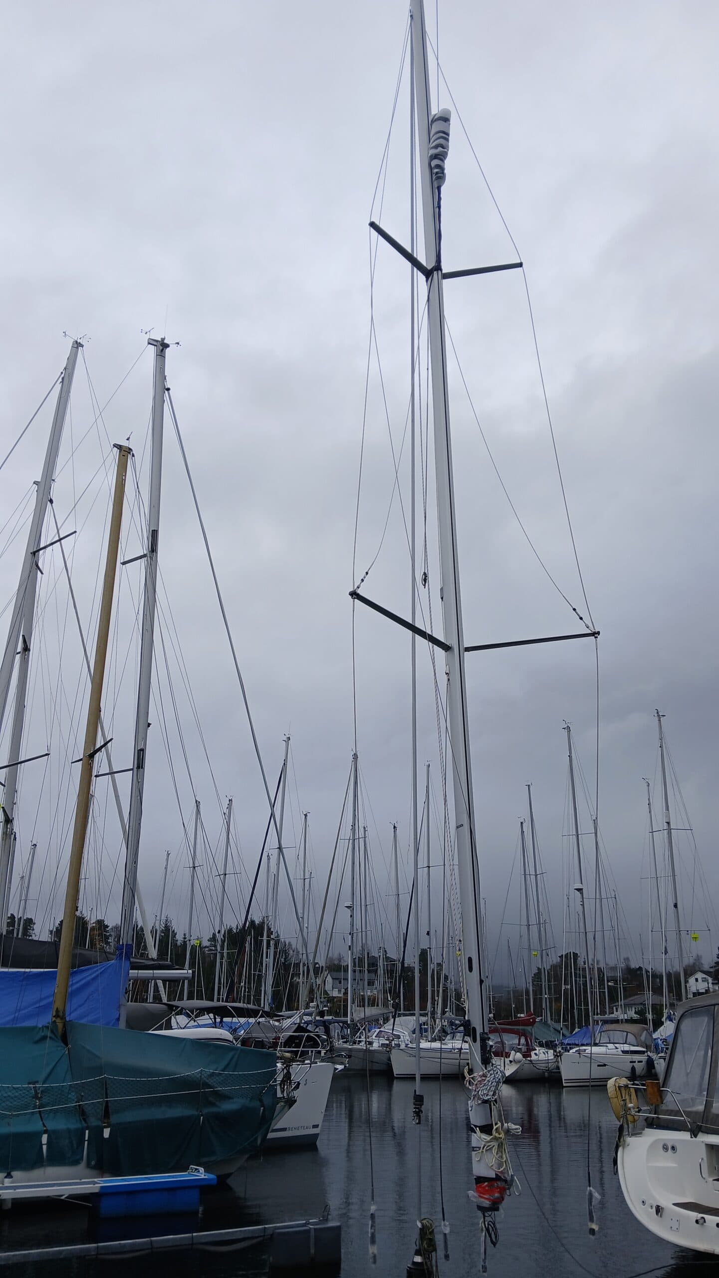 Seilmakeren tilbyr tjenester for båter og seilbåter i havnen, med fokus på kvalitet og sikkerhet.