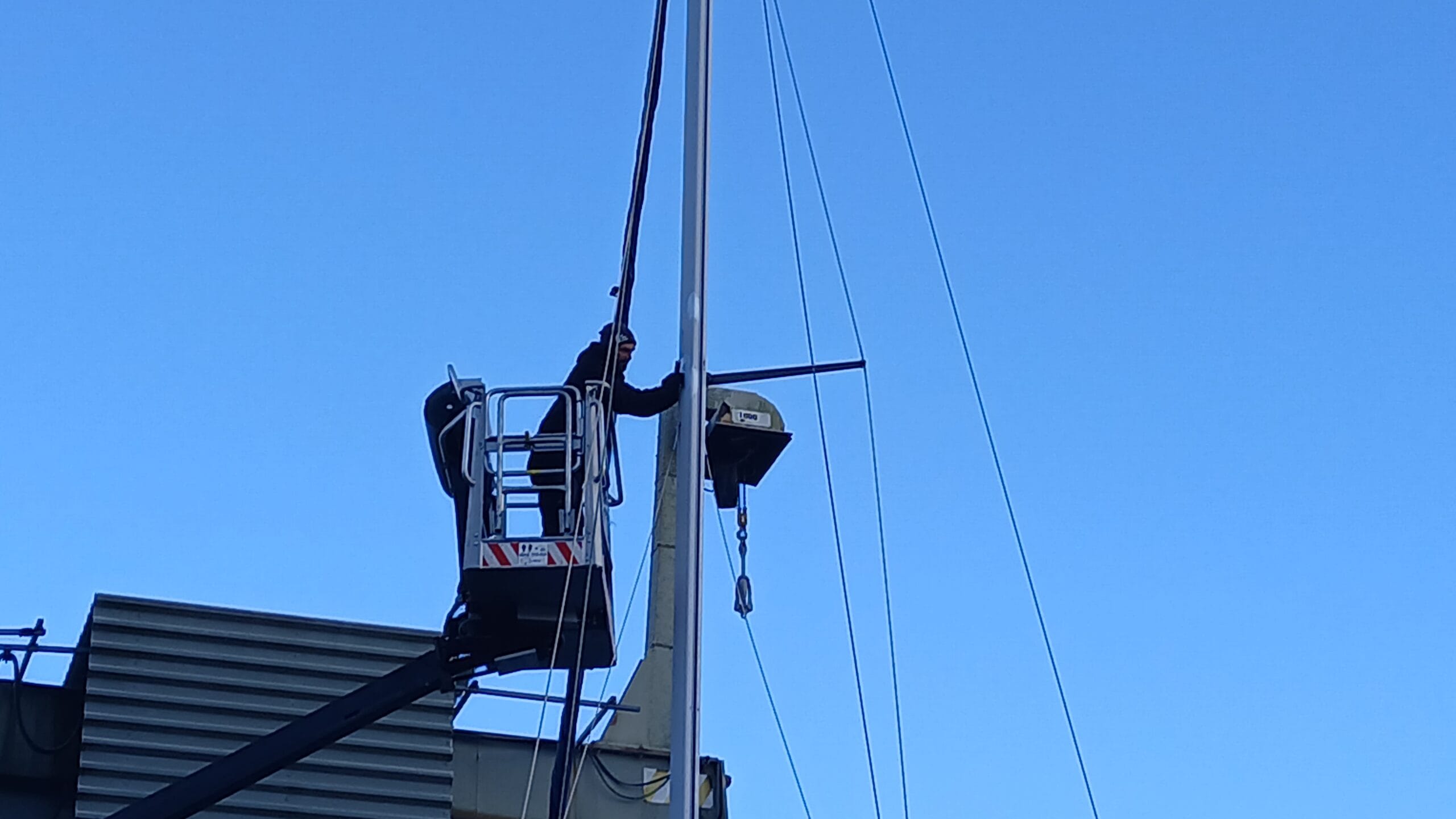 Seilmakeren tilbyr ekspertise innen seilbåtvedlikehold og reparasjon.